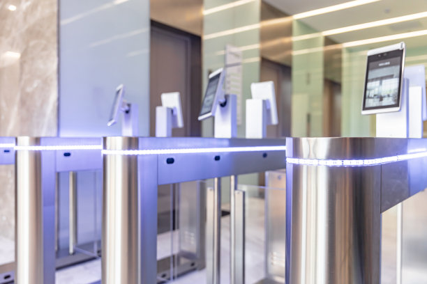 现代楼宇的非接触式门禁系统，刷卡、扫码或人脸识别进入图片下载