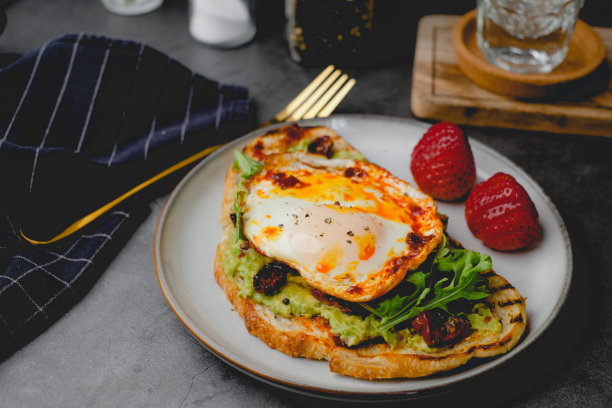用鳄梨和芝麻菜烤的酸面包。健康饮食理念。图片下载