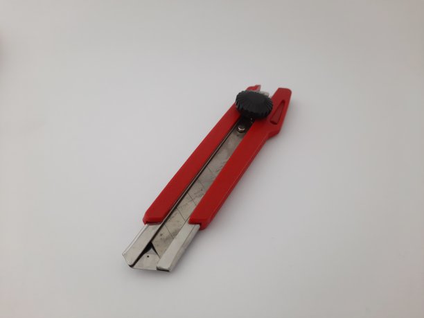 红色切割刀孤立在白色背景上图片下载