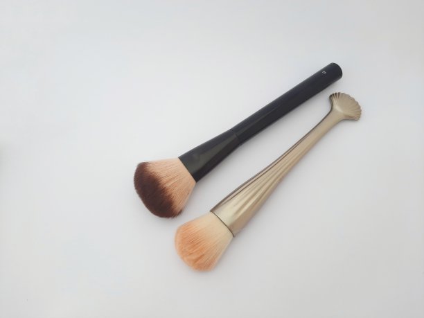 化妆刷在白色的背景。化妆刷图片下载