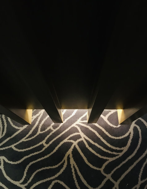 地毯上的照明面板图片下载