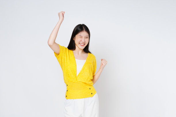 年轻的亚洲女性高举双手庆祝成功，孤立在白色背景中。图片下载