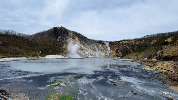 以活火山为背景的大沼沼热水沼泽图片下载