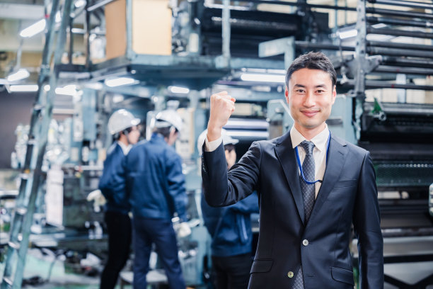 商人在工厂里用他的内脏摆姿势图片下载