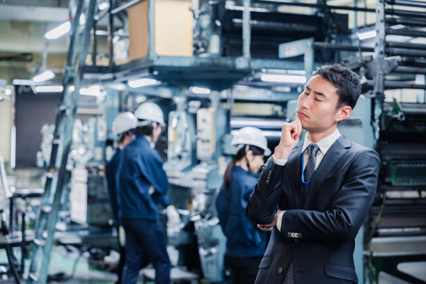 在工厂里过得很艰难的商人图片下载