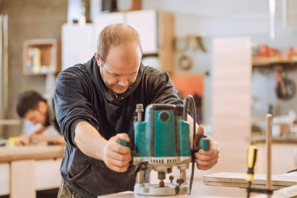 木匠在车间工作。工匠做了自己成功的小生意图片下载