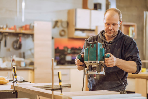 Сarpenter用电铣削、锯木板图片下载