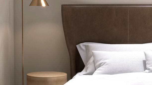 奢华，简约的圆木床头柜，金色落地灯，棕色皮革床头板床，白色的毯子，枕头，在优雅的米色墙壁卧室图片下载