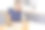 一个女人拿着硬币在河里讲电话。图片下载