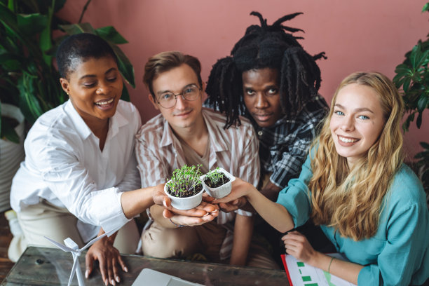 一个由多种族学生组成的国际小组致力于生物项目，创造新的植物和花卉物种。生态环境大学学院学习、实验、测试图片下载