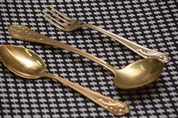 镀金的勺子和叉子图片下载