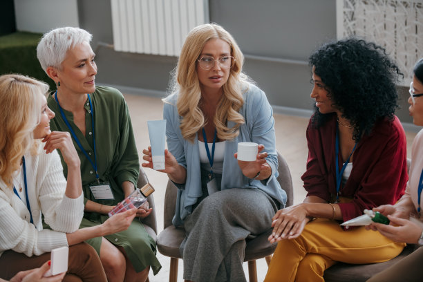 自信成熟的女性在会议期间向观众推荐美容产品图片下载