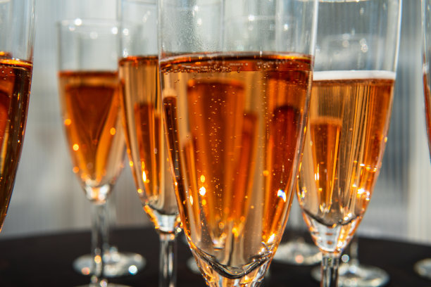 婚礼桌上的节日杯，美味可口的红色卡瓦香槟酒。图片下载