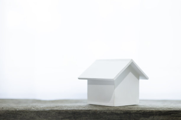 旧木桌上的白色小房子模型。房地产市场。概念购房者或卖家。图片下载
