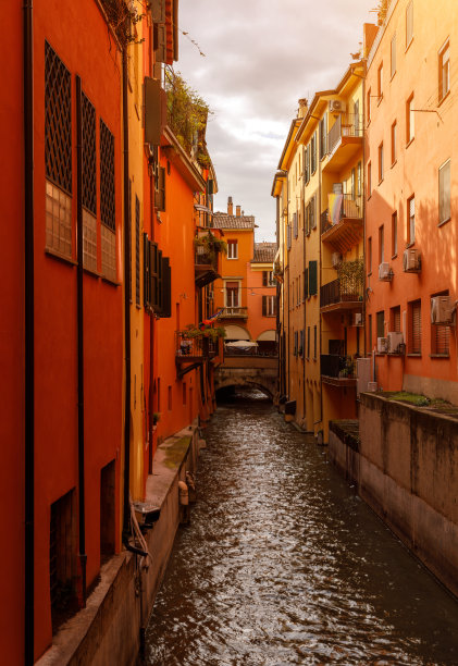 意大利城市的运河。图片下载