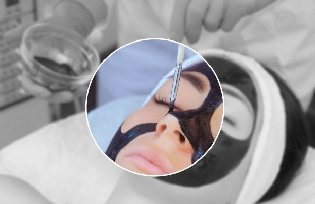 将黑色面膜敷在美女脸上的程序。在美容院做水疗和照顾猫。图片下载