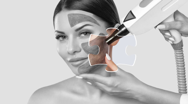 美容师在水疗沙龙为美丽的女孩做碳剥离手术。五金美容治疗。图片下载