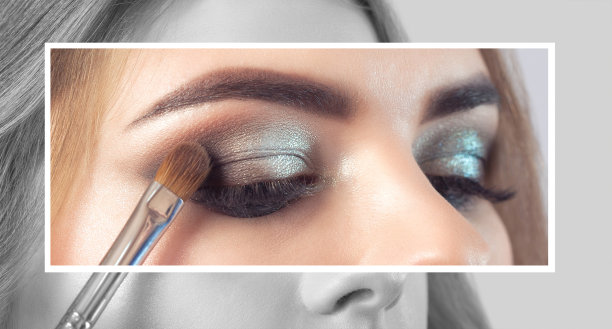 化妆师制作烟熏妆。化妆和面部护理。图片下载