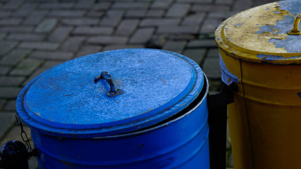 封闭式垃圾桶图片下载