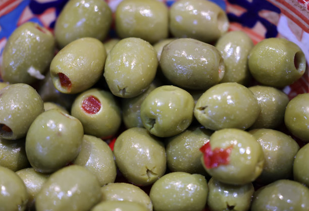 把绿橄榄塞在一个旧木碗里图片下载