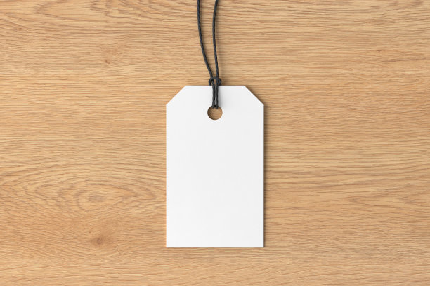 木制背景上的白色标签模型。俯瞰上方图片下载