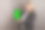 照片中的金发女郎加上灰色背景的特写镜头，手持绿色屏幕的智能手机。复制空间，色度键图片下载