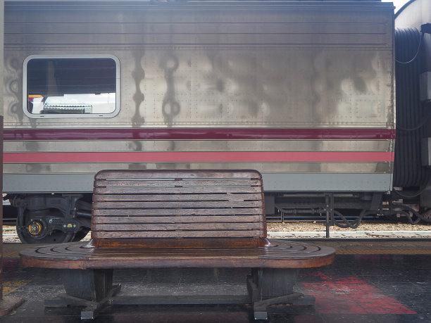 华南峰站(火车站)旧木椅。泰国图片下载