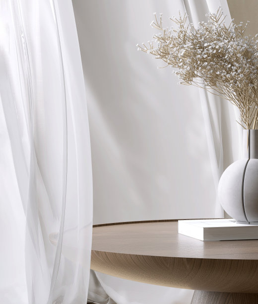 木制的圆花纹裙台，白色的窗帘窗照射在白色混凝土墙上的阳光下，圆形花瓶里的花束图片下载
