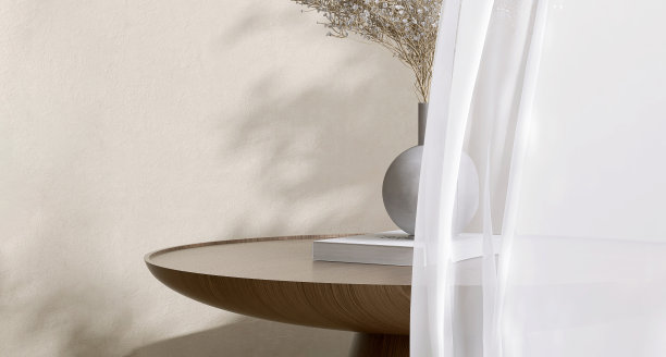 木制的圆花纹裙台，白色的窗帘窗照射在白色混凝土墙上的阳光下，圆形花瓶里的花束图片下载