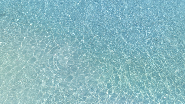海滩背景上水晶般清澈的海水的鸟瞰图图片下载
