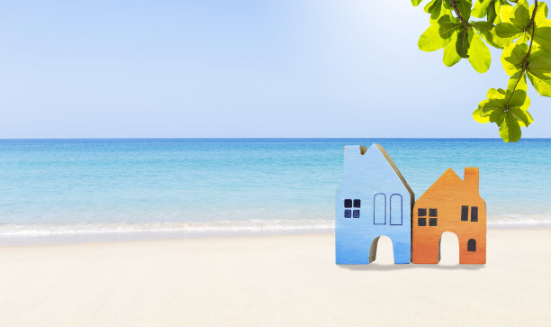 热带海滩小屋，热带海滩上的木制迷你小屋图片下载