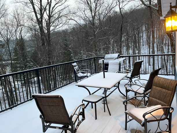 桌子和椅子都被雪覆盖了图片下载