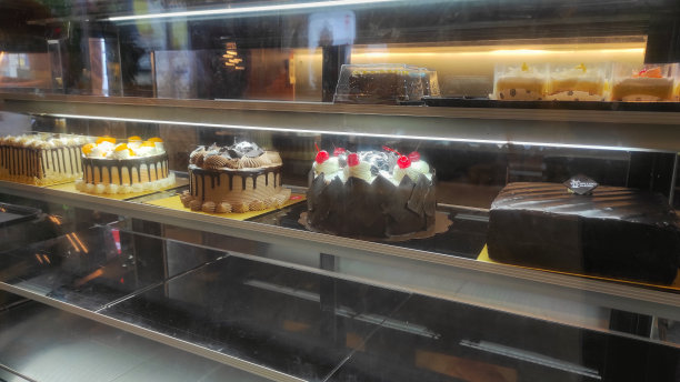 在冰冷的店面里展示的各种蛋糕图片下载