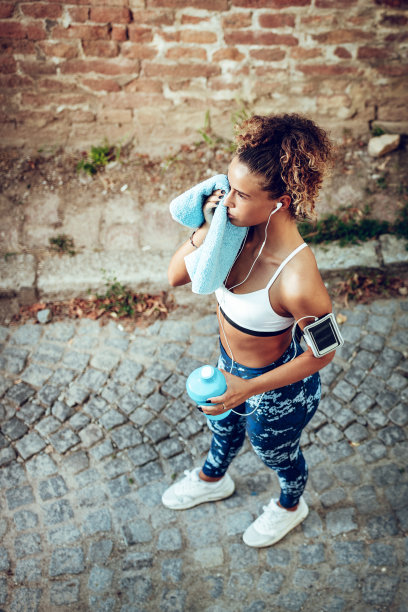 出一身汗图片下载