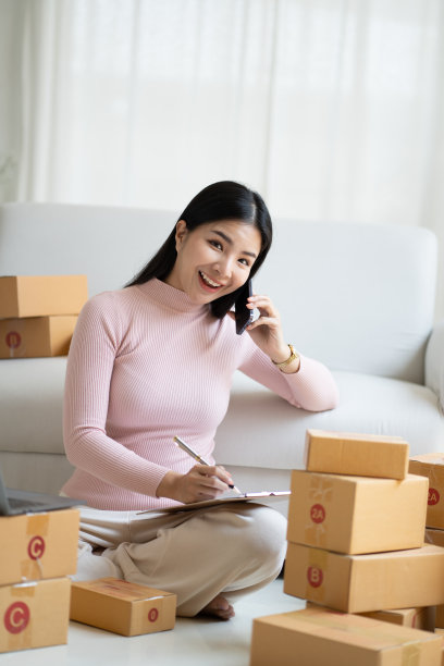 亚洲女性在线企业主正在和她的客户打电话。图片下载