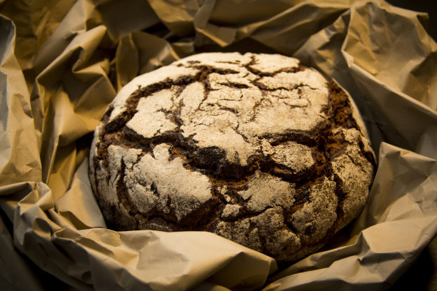 黑黑麦面包配核桃和干果图片下载