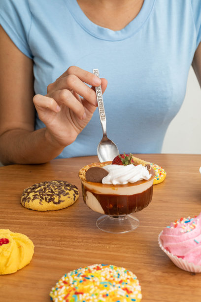 用各种浇头装饰的甜点，冰淇淋，奶油，格兰诺拉麦片和饼干，工作室里的壁纸图片下载