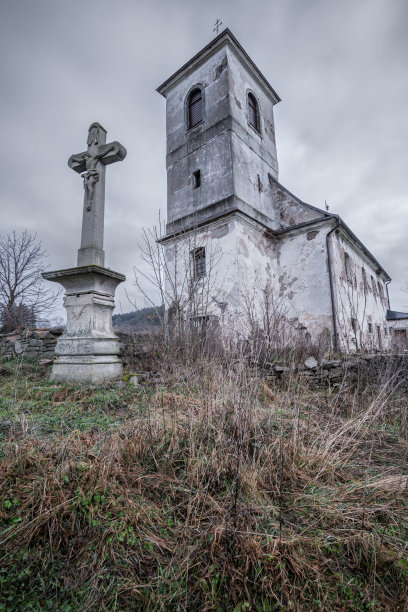 内波慕克圣约翰教堂在一个温暖多云的冬日里倒塌的垂直照片。神秘，大气，闹鬼的地方。图片下载