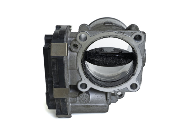 肮脏的电动油门与黑烟隔离在白色图片下载