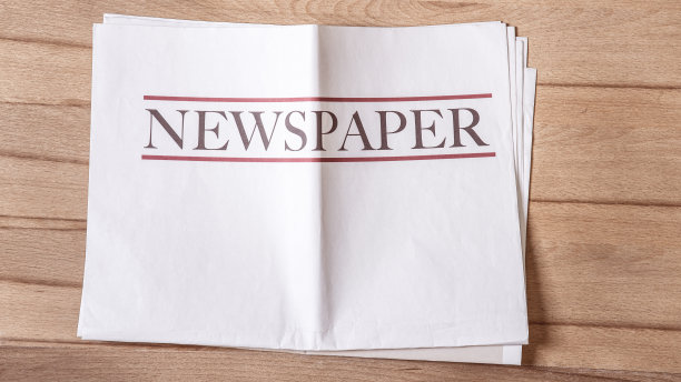 商业报纸隔离在木桌上，日报图片下载
