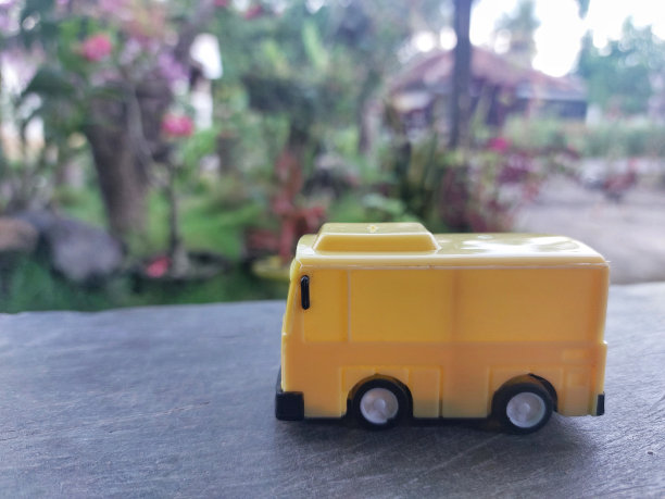 黄色巴士玩具车图片下载