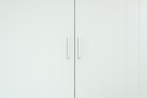 白色带把手的木柜门，家具风格现代图片下载