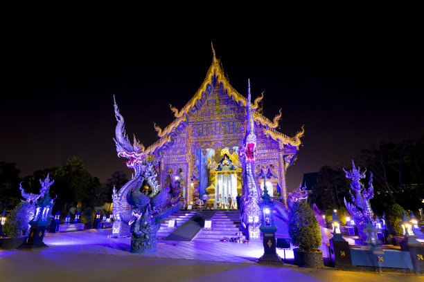 泰国北部清莱省的蓝色寺庙在夜晚的泰国兰纳风格图片下载