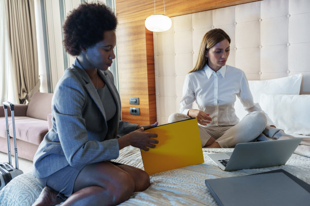 商务人士正在为商务会议上的建设性讨论做准备。图片下载