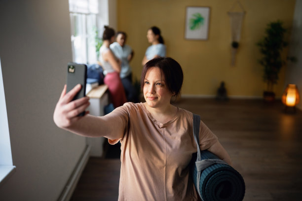 瑜伽课后用手机自拍的女子图片下载