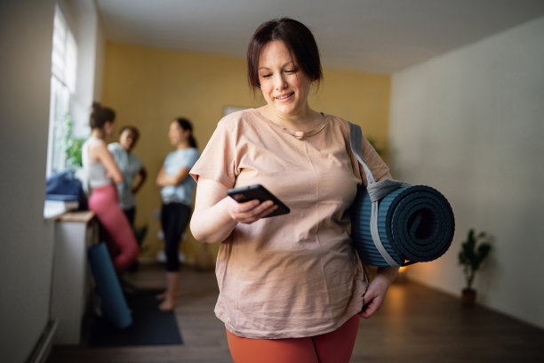 白人妇女在瑜伽馆用手机图片下载