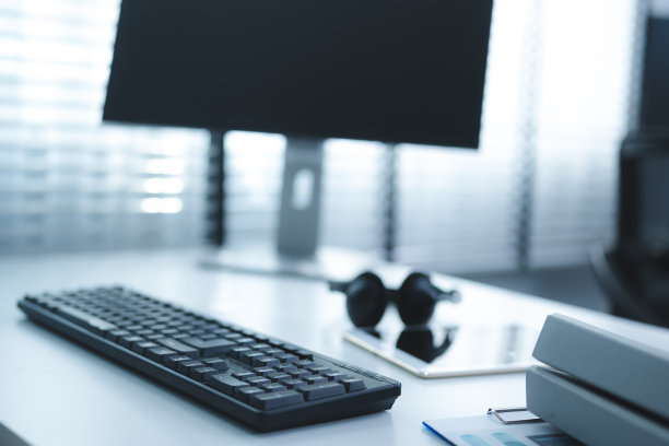 带笔记本电脑和文件的办公桌，书籍，舒适橱柜的现代内饰，商人或学生在家里的桌子，舒适的工作空间，公寓里有电脑的工作场所图片下载