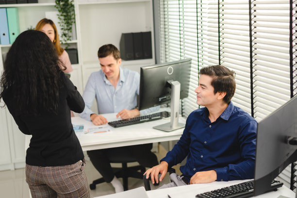 专业的企业营销团队合作理念，一组商人个人创业团队开会讨论企业战略文件文书工作，同事头脑风暴沟通理念图片下载