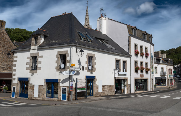 在法国布列塔尼的菲尼斯泰尔河上，中世纪村庄的街道和艺术家昂克雷Pont Aven图片下载