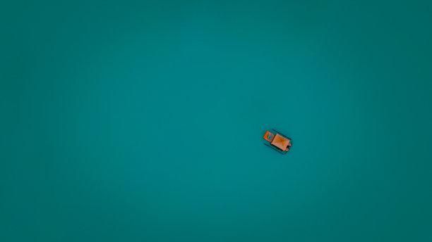 小船或木筏游客漂浮在绿色水色背景上，明信片和背景抽象概念的最小照片，鸟瞰图图片下载